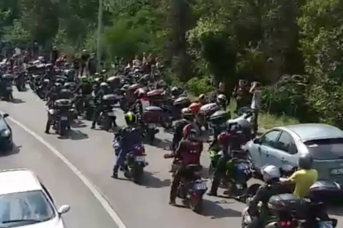 Annyi motoros ment el Visegrádra a kitiltásuk ellen demonstrálni, hogy el sem fértek az úton