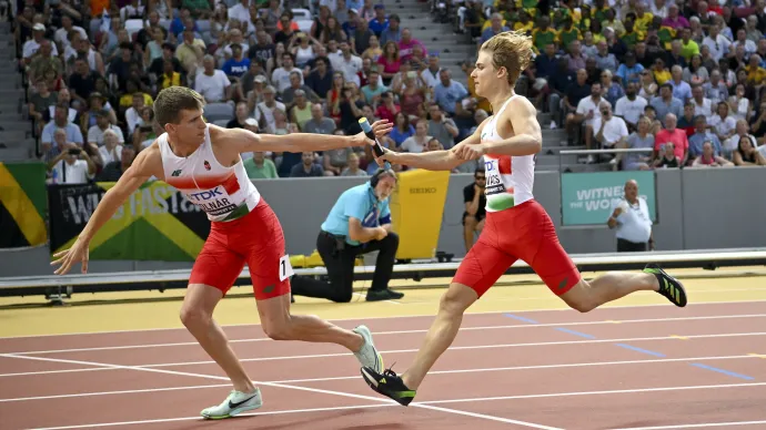 Kovács Zoltán váltja Molnár Attilát a férfi 4x400 méteres váltóban – Fotó: Czeglédi Zsolt / MTI