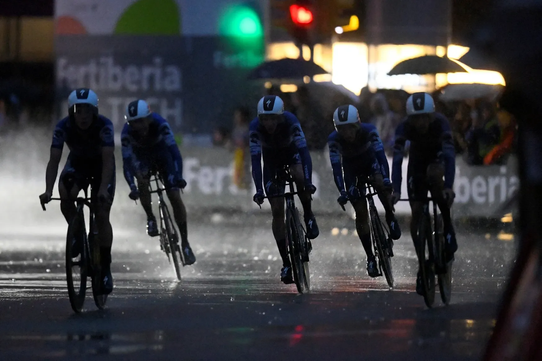 „Szar volt, nem láttunk semmit, ez életveszélyes” – kiakadt a Vuelta címvédője a viharos szakasz után