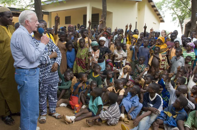 Jimmy Carter a ghánai Saveluguba látogatott, hogy felhívja a világ figyelmét a guineaféreg által okozott parazitafertőzésre, ami Afrikában is a legszegényebbek betegsége a tiszta ivóvíz hiánya miatt – Fotó: Louise Gubb / The Carter Center