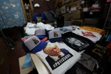 2,5 milliárd forint értékben adtak el bögréket, pólókat, amiken Trump rabosító fotója virít