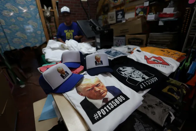Donald Trump rabosító fotóját ábrázoló pólók és sapkák, amelyek a Los Angeles-i Y-Que nyomdában készültek 2023. augusztus 26-án – Fotó: Reuters/ Mario Anzuoni 