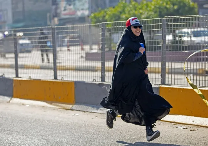 Egy iraki nő abajában fut maratont Bászra városában 2019-ben – Fotó: Hussein Faleh / AFP