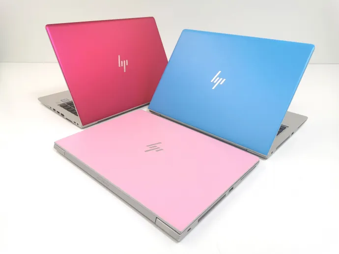 A színes laptop kitűnik a tömegből – Fotó: Furbify 