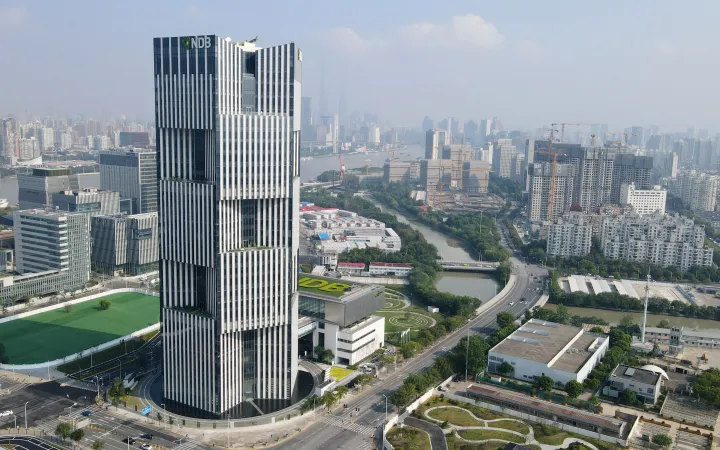 Az Új Fejlesztési Bank (NDB) központi épülete a kelet-kínai Sanghajban – Fotó: Fang Zhe / Xinhua / AFP