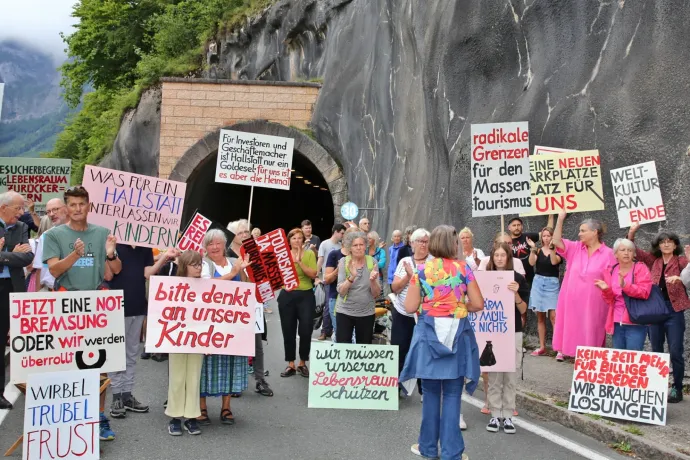 Elege van Hallstattnak a turizmusból: a szelfigátló fal után most tüntettek ellene