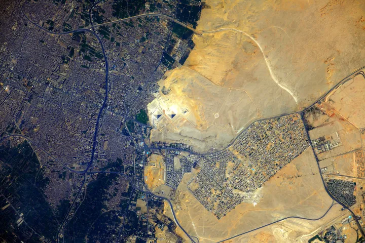 A gízai piramisok szabad szemmel is láthatók a Nemzetközi Űrállomásról, de így csak erős nagyításban – Fotó: NASA