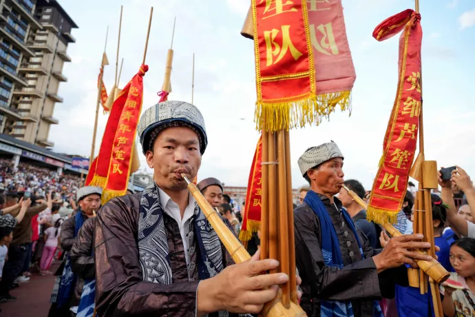 Helyi zenészek lépnek fel a meccs szünetében – Fotó: Wang Bingzhen / Xinhua / AFP