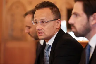 A Momentum elnöke Szijjártó Pétert kérdezte, hogy fellép-e külügyminiszterként a történelemhamisító orosz tankönyv ellen