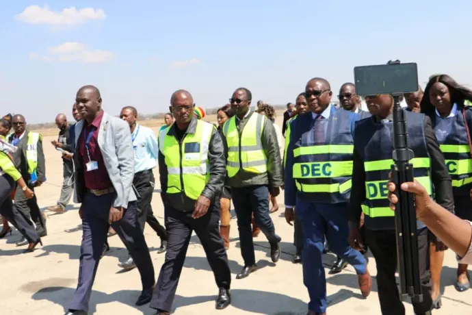 A DEC vizsgálódása a Kenneth Kaunda nemzetközi repülőtéren – Fotó: The Ministry Of Home Affairs and Internal Security / Facebook