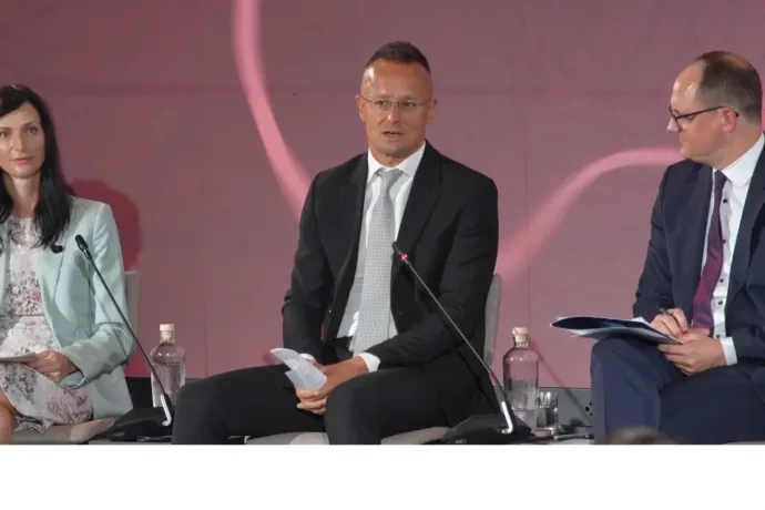 Szijjártó Bledben: Aki békét akar, azt mindjárt egyből Putyin barátjának nevezik