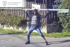 Közlekedési táblával támadt autókra, majd súlyzózott is vele egy bódult férfi Budapesten