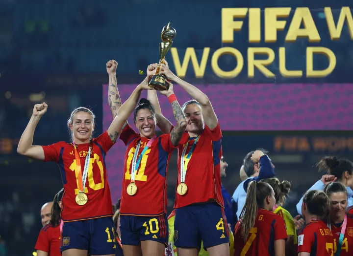 Alexia Putellas, Jennifer Hermoso és a spanyol Irene Paredes ünnepel a trófeával a világbajnokság megnyerése után, 2023. augusztus 20-án – Fotó: Hannah Mckay / Reuters