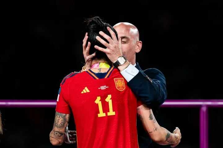 Egy csók és más semmi? Egyre fogy a levegő a spanyol fociszövetség elnöke körül