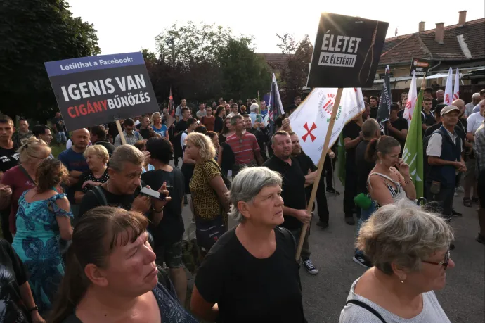 Cigányellenes tüntetést tartott a Mi Hazánk a Venyige utcai börtönnél, egy ellentüntetőt tíz rendőr kísért el