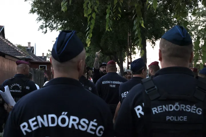 Az ellentüntető, akit egy csapat rendőr kísér el – Fotó: Hevesi-Szabó Lujza / Telex