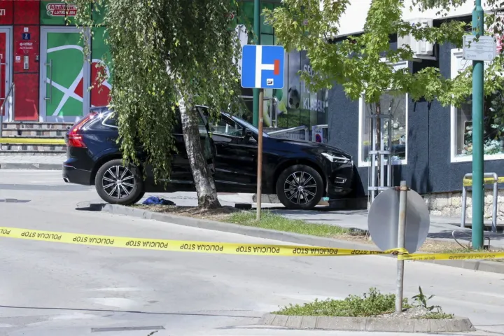 Sulejmanović autója a lövöldözés helyszínét lezáró rendőrségi szalag mögött a boszniai Gradačacban 2023. augusztus 11-én – Fotó: AP / MTI