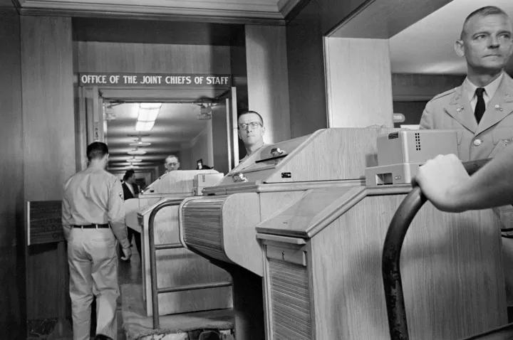 A Moszkvát és Washingtont összekötő vészhelyzeti kommunikációs vonal berendezéseit pakolják vezérkari főnökök Pentagonban lévő irodájába a vonal beüzemelése előtt 1963. augusztus 26-án – Fotó: Bettmann / Getty Images
