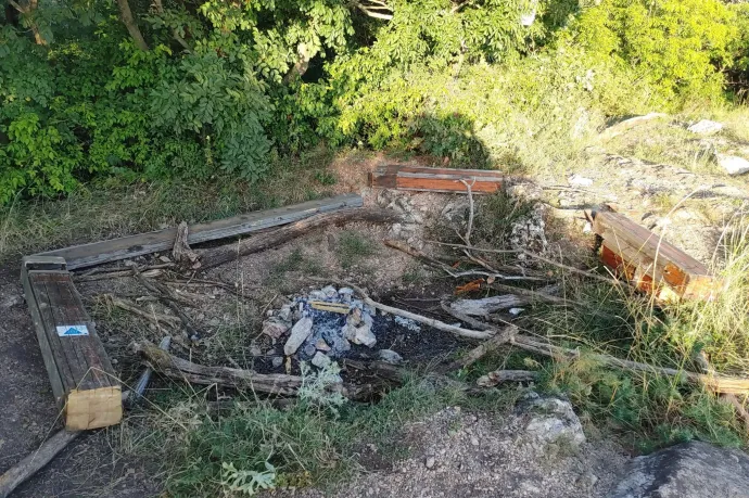 A keresztet állító egyesület készített tűz körüli ülőkéket a Látó-hegy emlékkeresztjéből