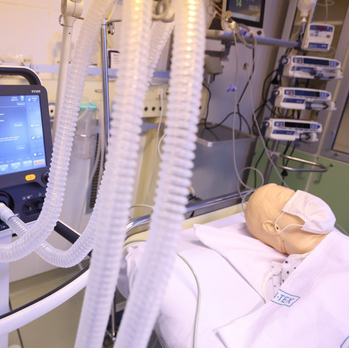 A 300 milliárdért vett lélegeztetőgépek felét el akarta adni a kormány, majd el akarta titkolni, hogy egyet sem sikerült