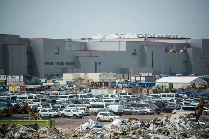 „Maradtunk, amíg rosszul nem lettünk” – kormányhivatali jegyzőkönyvek részletezik a baleseteket a komáromi és iváncsai akkumulátorgyárakban