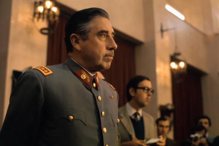 Pinochet tábornok sajtótájékoztatót tart 1973. szeptember 21-én, tíz nappal a puccs után, amikor is kijelentette, hogy sem az Egyesült Államok, sem más külföldi nemzet nem vett részt a Salvador Allende elnök kormányát megdöntő államcsínyben – Fotó: Bettmann / Getty Images