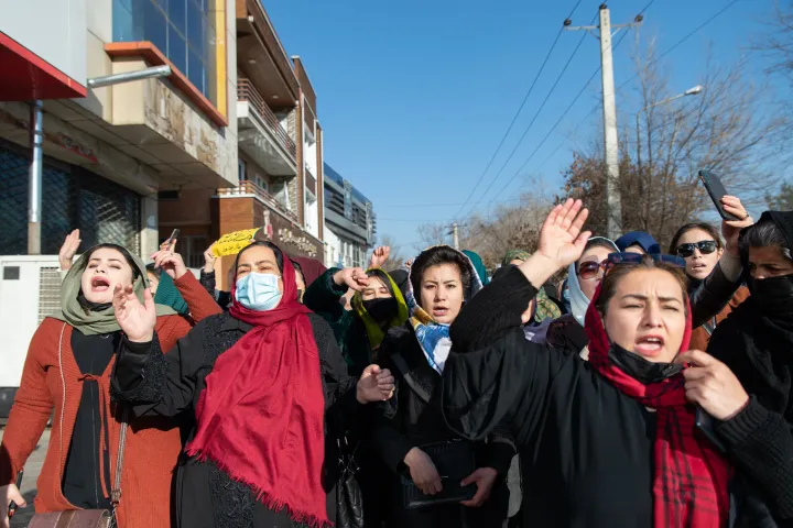 Afgán nők tiltakoznak 2022. december 22-én Kabulban, miután megtiltották, hogy a nők egyetemre járjanak – Fotó: Stringer / Getty Images