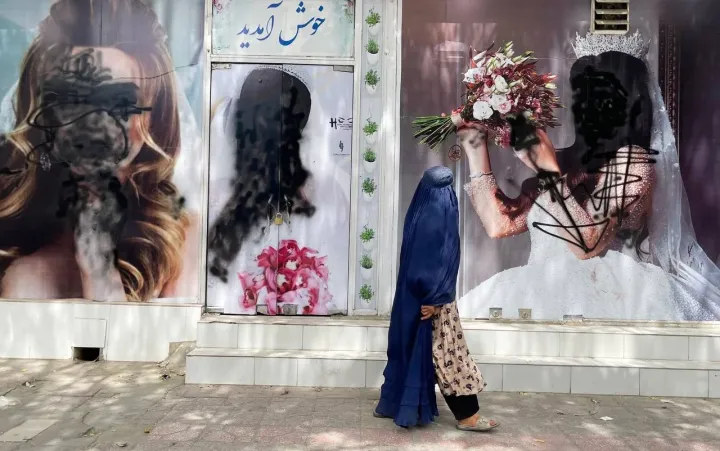 A tálib hatalomátvétel után festékkel lefújt nőalakok egy szépségszalon bejáratánál 2021 augusztusában – Fotó: Anadolu Agency / 2021 Anadolu Agency