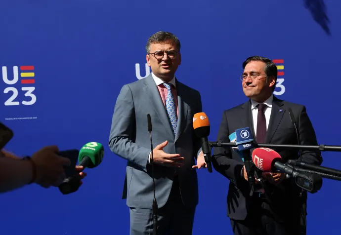 Dmitro Kuleba ukrán külügyminiszter (balra) és Jose Manuel Albares spanyol külügyminiszter (jobbra) Toledóban 2023. augusztus 31-én – Fotó: Pierre-Philippe Marcou / AFP