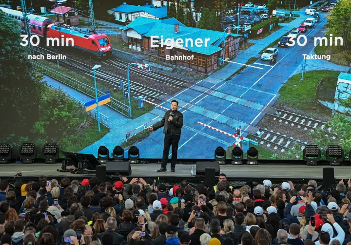 Elon Musk a Berlin melletti Tesla Gigafactory nyílt napján – Fotó: Patrick Pleul / dpa-Zentralbild / AFP