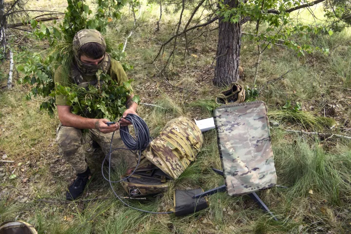 A 61. gépesített dandár egyik ukrán katonája a Starlink rendszerét használja katonai gyakorlatok során a Csernyihiv régióban, 2023 júniusában – Fotó: Maxym Marusenko / NurPhoto / AFP