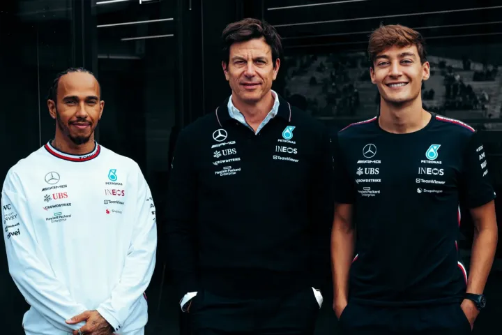 Forma-1: Hamilton a következő két évben is a Mercedes pilótája lesz