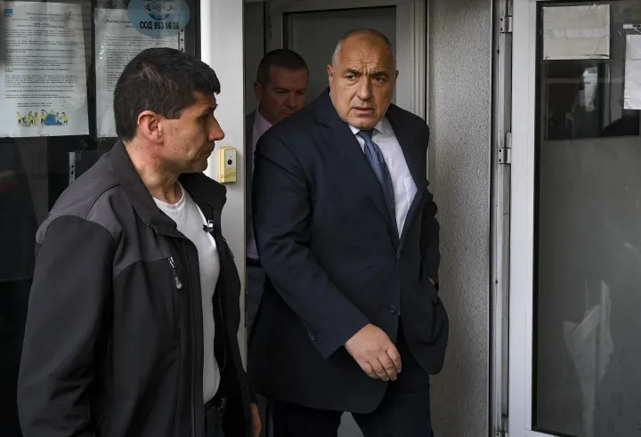 El ex primer ministro búlgaro, Boyko Borissov, abandona la fiscalía tras ser interrogado el 28 de marzo de 2022 en Sofía - Foto: Georgi Paleykov/NurPhoto/AFP