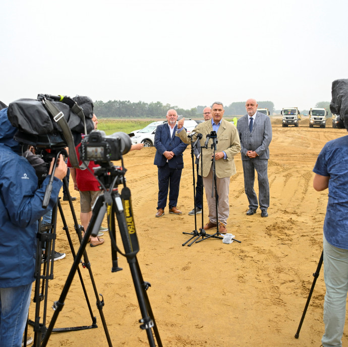 A vasútbezárásoknál hiánygazdaságra hivatkozott Lázár, most viszont okoskodás, hogy a MÁV nem talál 32 milliárdot