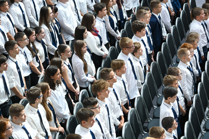 Lesújtó iskolai eredményekkel, általános bizonytalanságban indul a tanév egy romló közoktatásban
