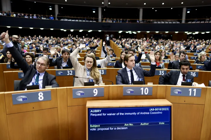 Szavazás a Marc Tarabella belga és Andrea Cozzolino olasz képviselők mentelmi jogának felfüggesztésére irányuló kérelemről a Katar és Marokkó által elkövetett állítólagos vesztegetésekkel kapcsolatos vizsgálat részeként az Európai Parlament brüsszeli ülésén 2023. február 2-án, miután január 31-én egyhangúlag támogatták a korrupciós botrányba keveredett két törvényhozó mentelmi jogának felfüggesztését – Fotó: Kenzo Tribouillard / AFP