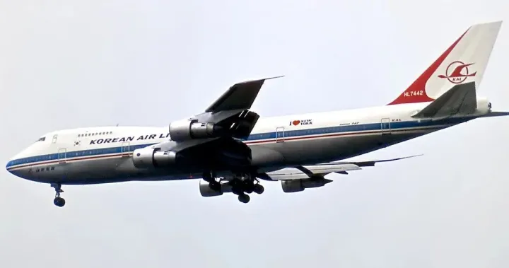 A Korean Airlines lelőtt járata, amint a zürichi reptéren landol a katasztrófa előtt három évvel, 1980-ban – Fotó: Udo K. Haafke / Wikimedia Commons