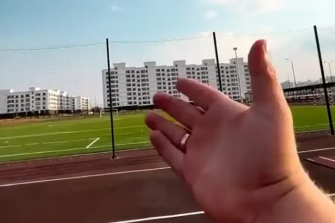 A budapesti orosz nagykövetség propagandavideóban mutatja be, hogy az oroszok iskolát és sportpályát építettek a rommá bombázott Mariupolban