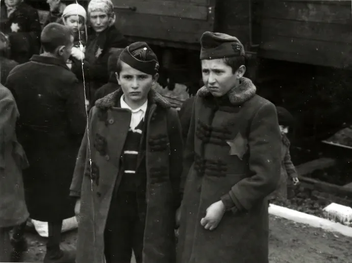 Bocskai kabátos magyar zsidó gyerekek az auschwitz-birkenaui állomáson – Fotó: Lili Jakob / Fortepan