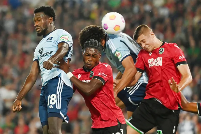 Bakery Jatta, Guilherme Ramos, Nicolò Tresoldi és Derrick Köhn harcol a labdáért a Hannover 96 – Hamburger SV mérkőzésen – Fotó: Swen Pfortner / AFP