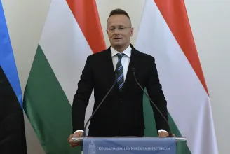 Szijjártó azért nem kérette be az orosz nagykövetet a tankönyv-ügyben, mert szerinte az '56-os forradalom nem vitatéma