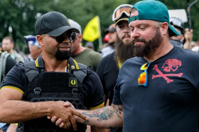 Több mint tíz év börtönt kaptak fejenként a Capitolium ostromát vezető Proud Boys tagjai