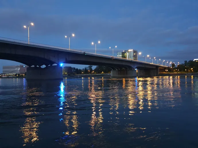 Fénysorompó az Árpád hídon – Fotó: Kriska György