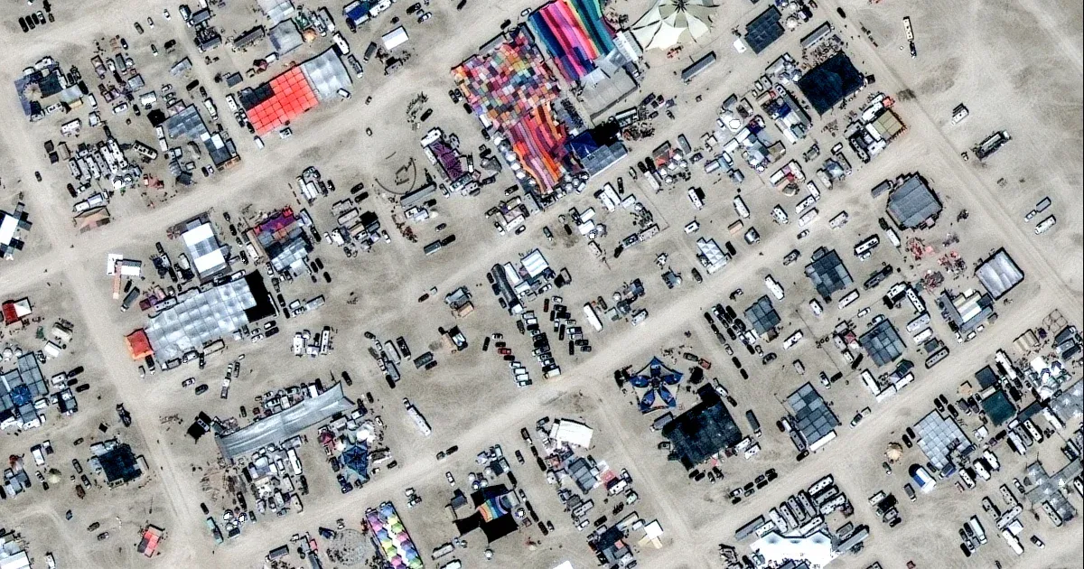 El Festival Burning Man se ha convertido en un mar de barro parecido a un pantano y los visitantes ni siquiera pueden salir de su campamento.
