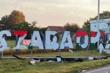 Megrongálták a magyar nyelvű Szabadka-feliratot a Vajdaságban