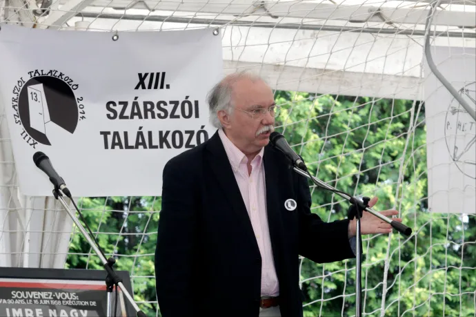 Bár mégis látta a százszós meghívót, Farkasházy nem vette észre, hogy szervezőként szerepel rajta a neve