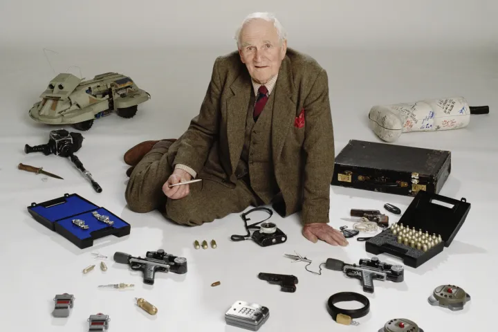 Desmond Llewelyn tizenhétszer játszotta el Q-t, a képen James Bond kémkütyüivel – Fotó: Keith Hamshere / Getty Images