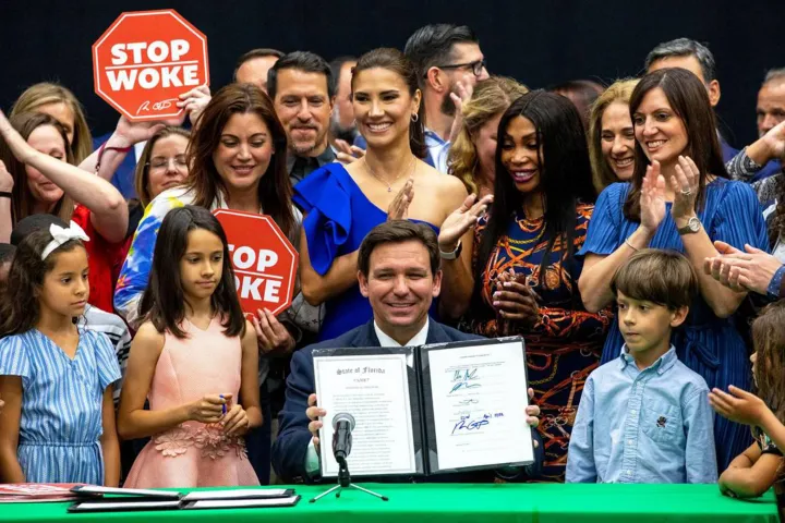 DeSantis a floridai Hialeah Gardens egyik középiskolájában a Stop WOKE törvényjavaslat aláírása után – Fotó: Daniel A. Varela / Miami Herald / Tribune News Service / Getty Images