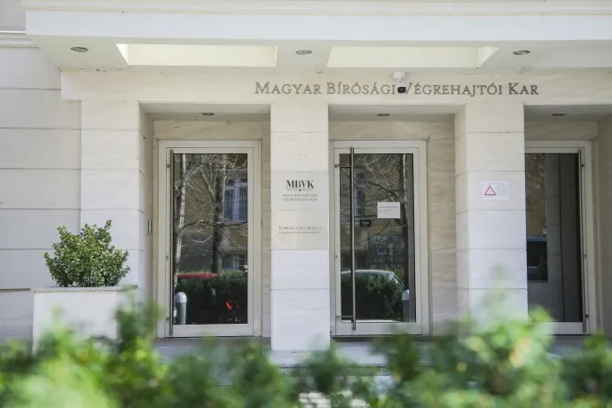 Áron alul adhatott el két ingatlant a végrehajtói kar, folytatni kell a rendőrségi nyomozást