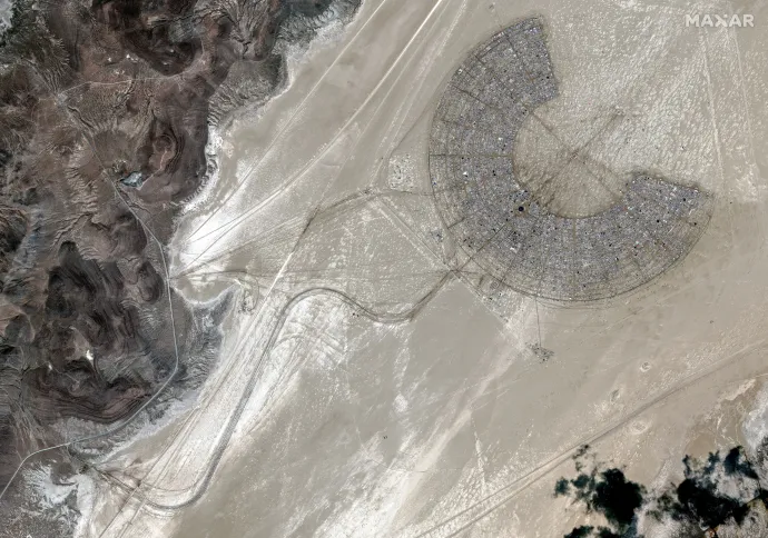 A Burning Man fesztiválvárosa műholdfelvételen – Fotó: Maxar Technologies / Reuters
